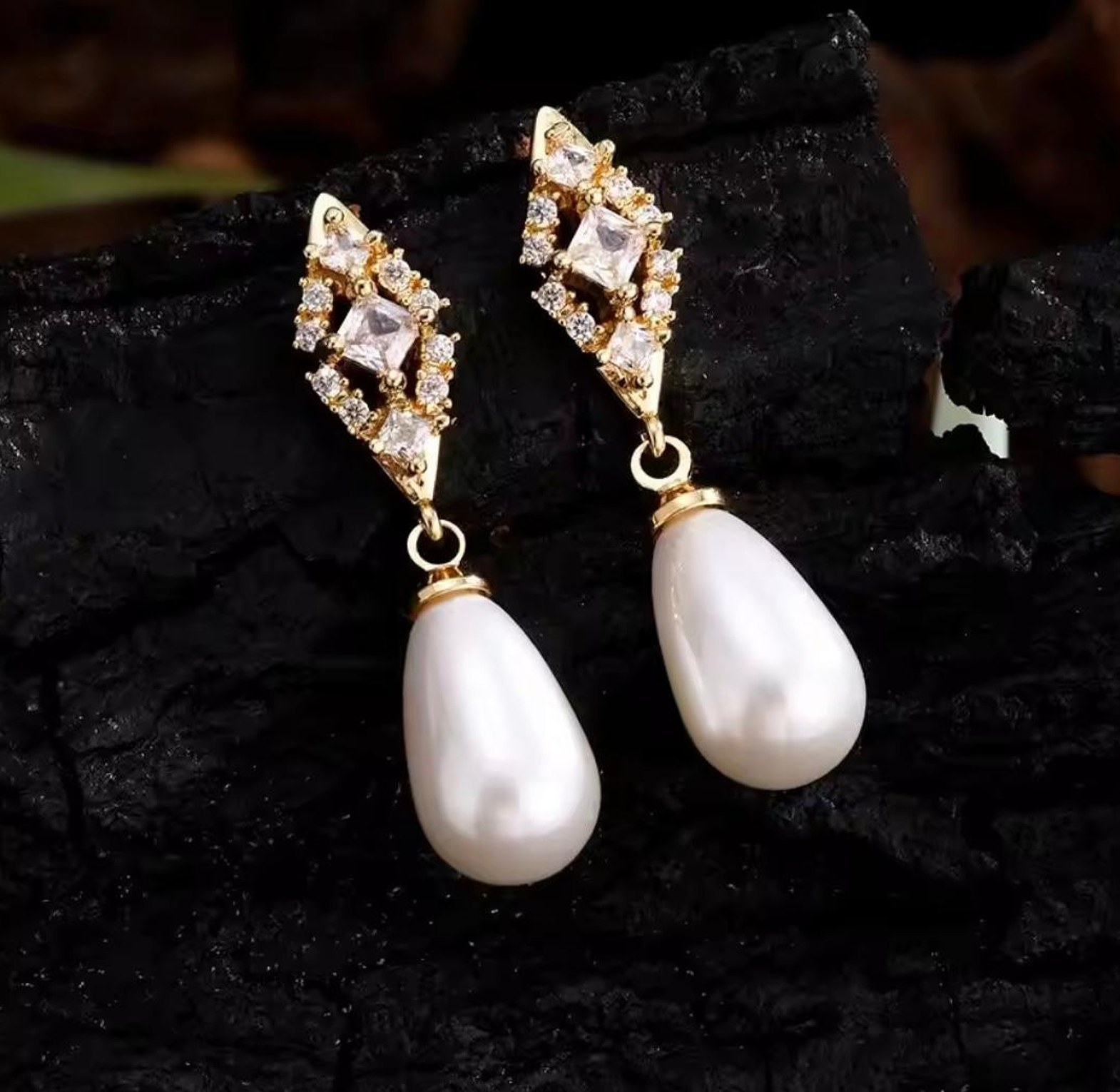 Deco Rhombus Pearl Drops image