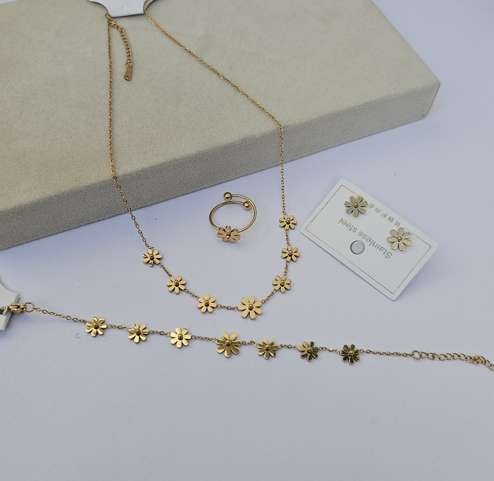 Subtle daisies  image