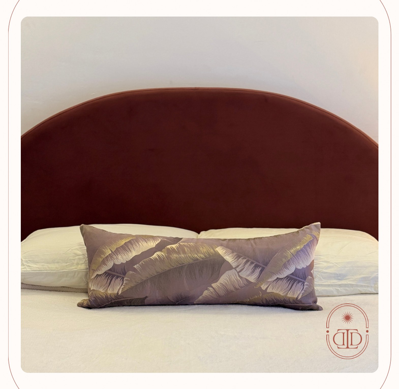 Tropical lumbar cushion cover in pink. image