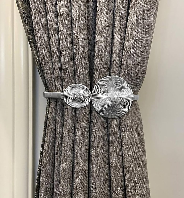 Curtain buckles