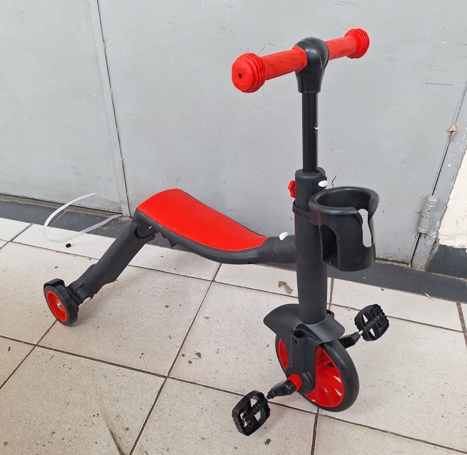3-in-1 Convertible Kids Scooter & Tricycle. 3 in 1 Kids Scooter and Bike, Adjustable Toddler Balance Bike with Durable Plastic   or a 3-in-1 Baby Sliding Wheeled Children's Scooter image