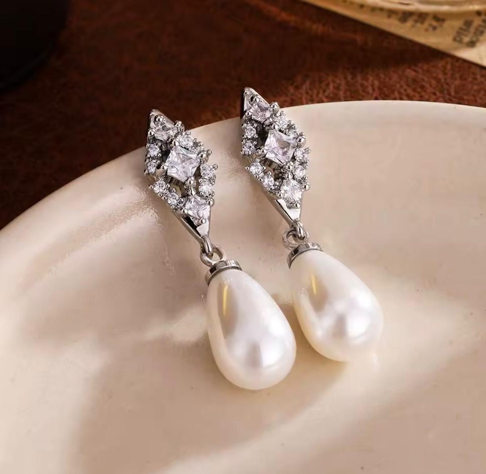 Deco Rhombus Pearl Drops image