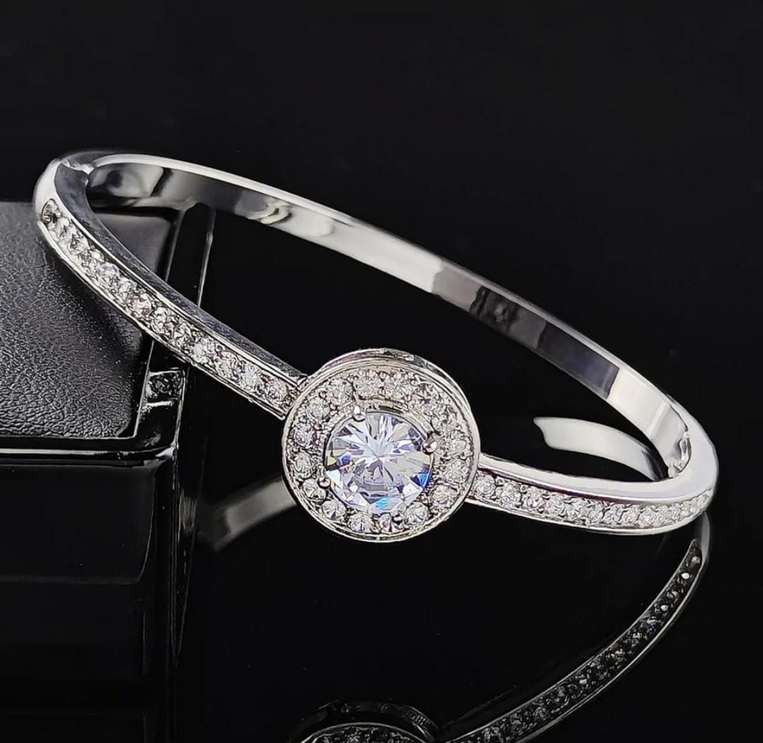 Round luxury bracelets  image