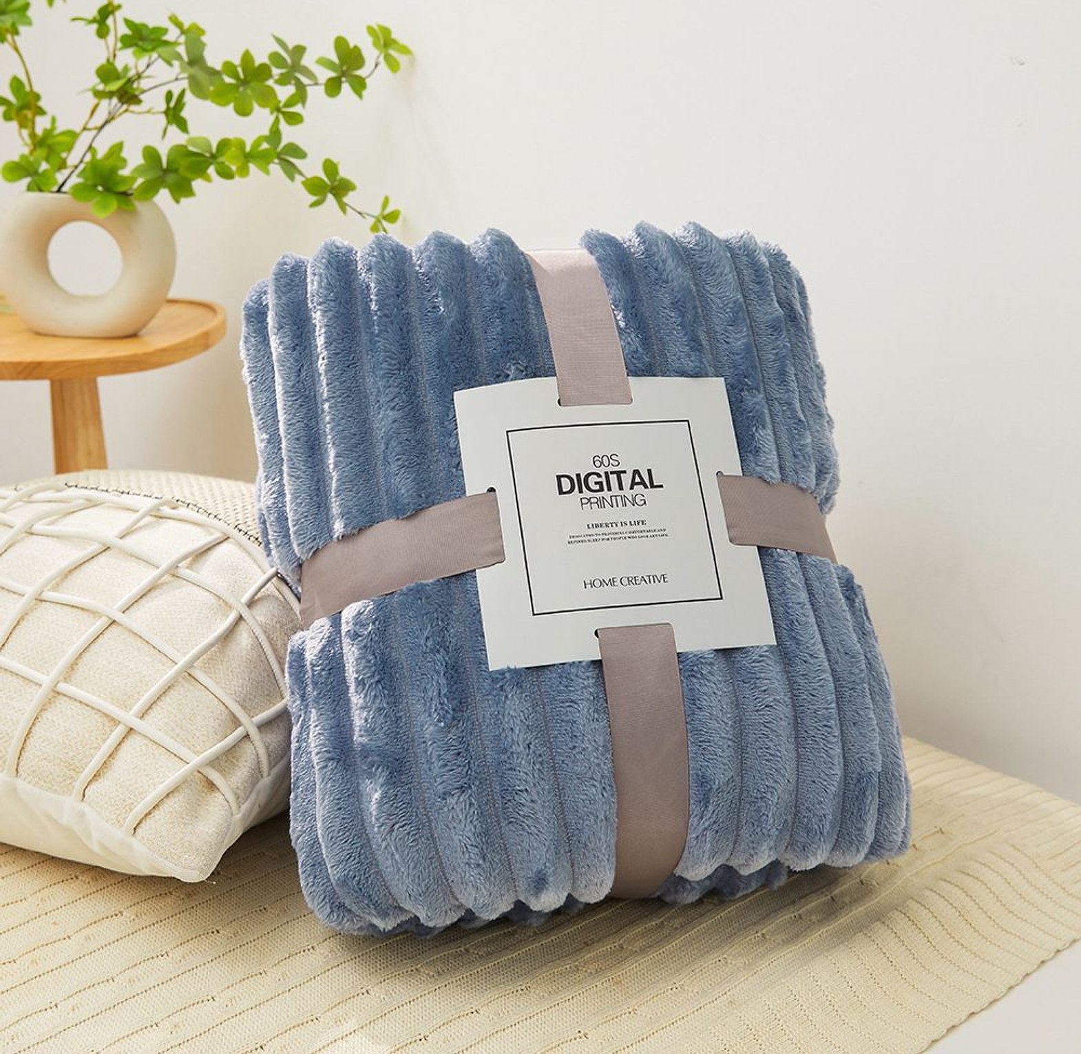 Comfortable Thickened and Warm Soft Plush Throw Blanket Bed Cover image