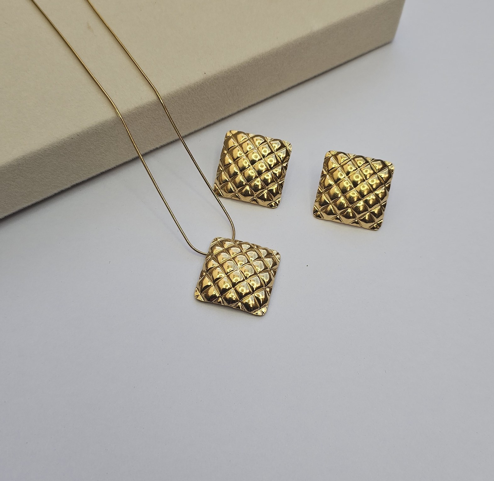 Square bold set image