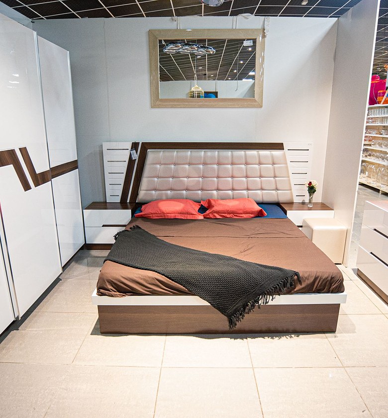 BED 180X200 + 2NSTAND +DRESSER+ MIRROR image