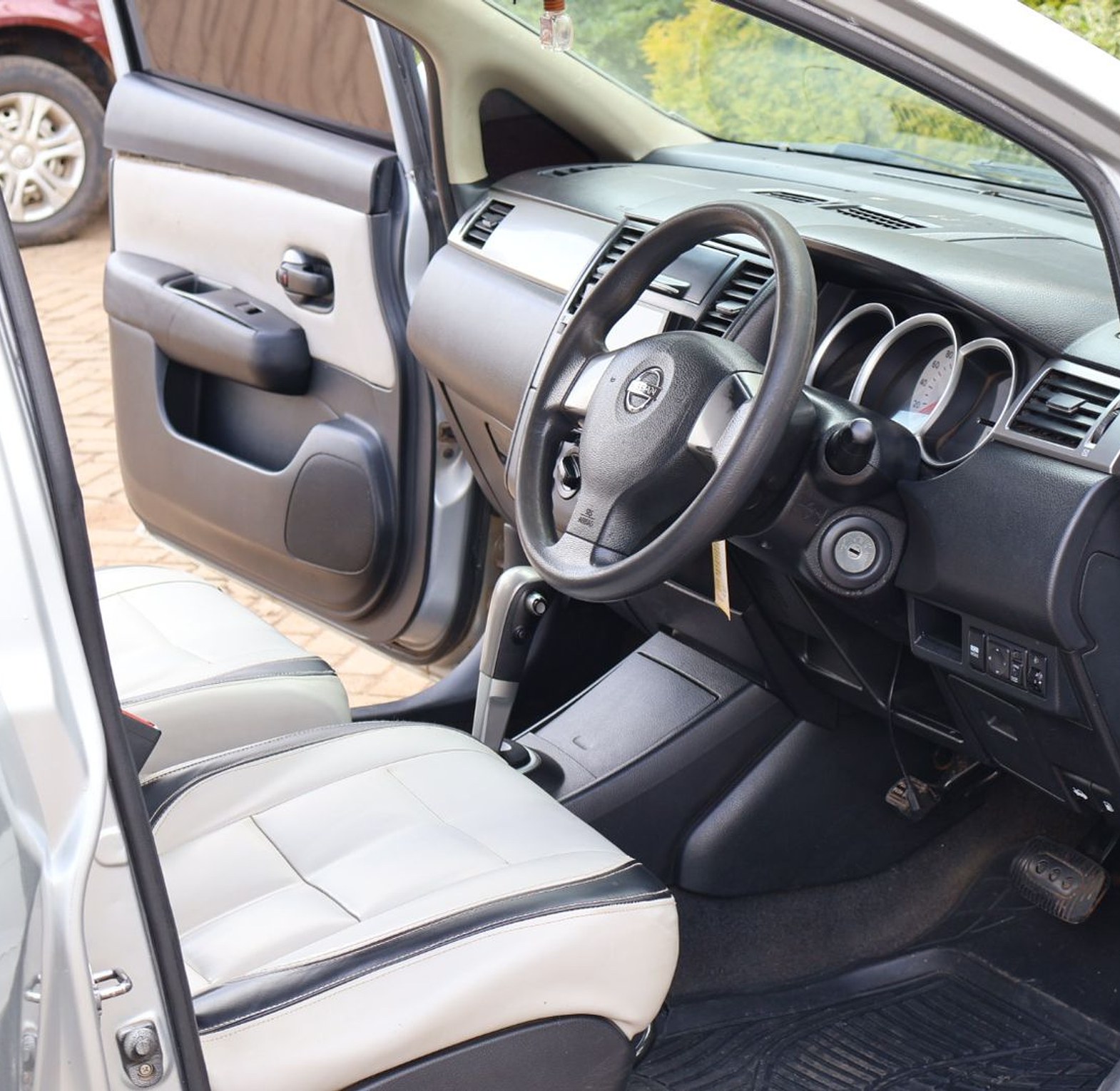 Nissan Tiida Latio KCR, YOM 2011 Model, Automatic, Rating 1500cc image