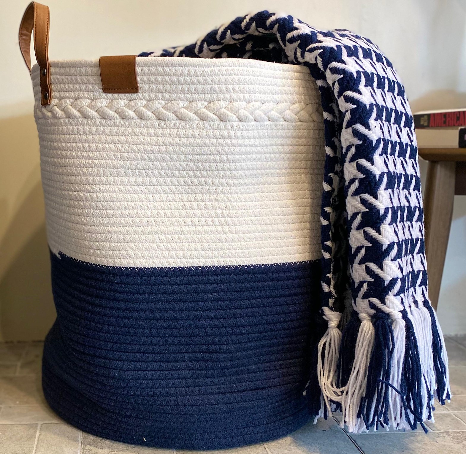 Houndstooth throw blanket (Navy blue and white) image