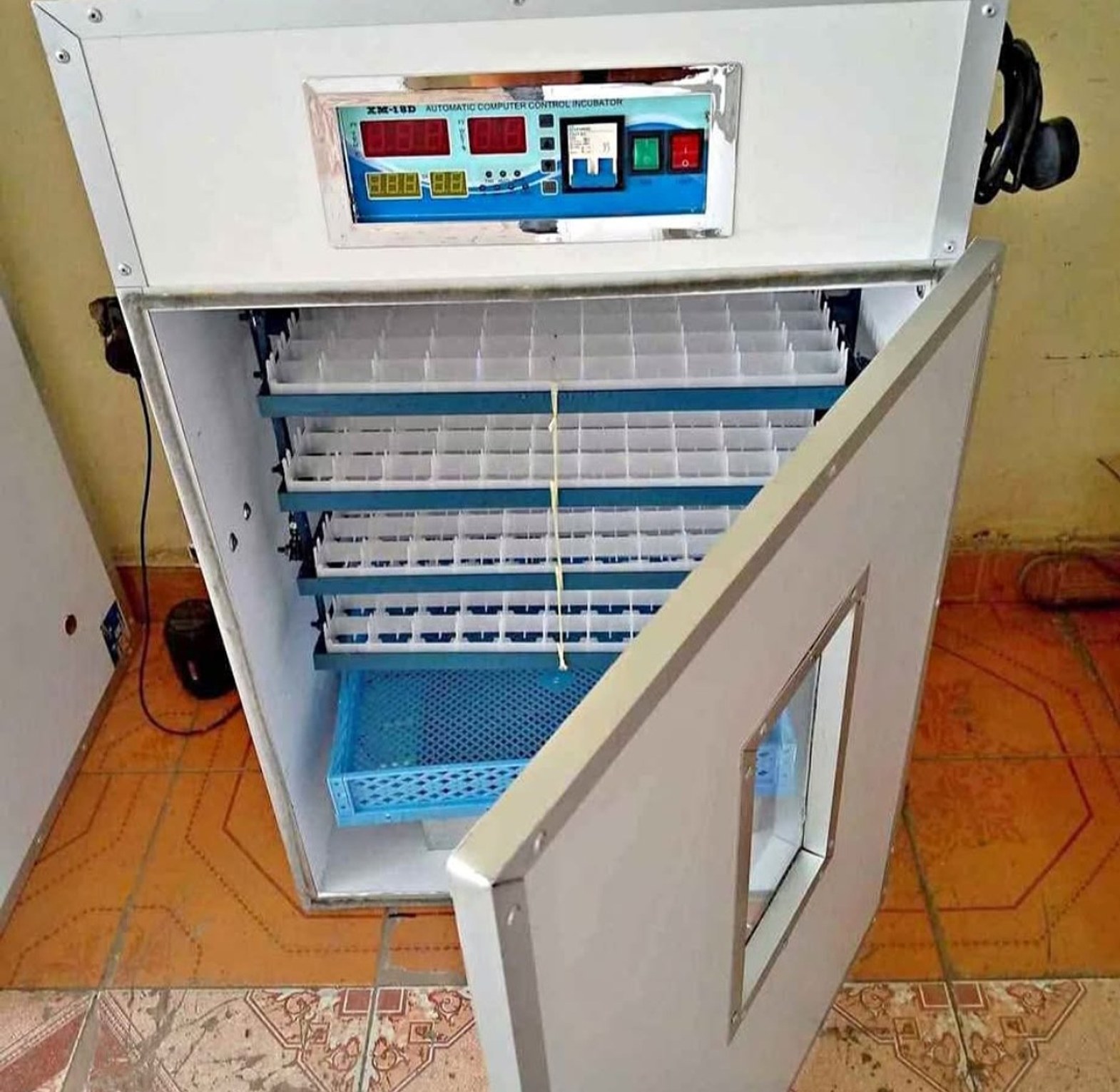 Incubator 528 egg automatic image