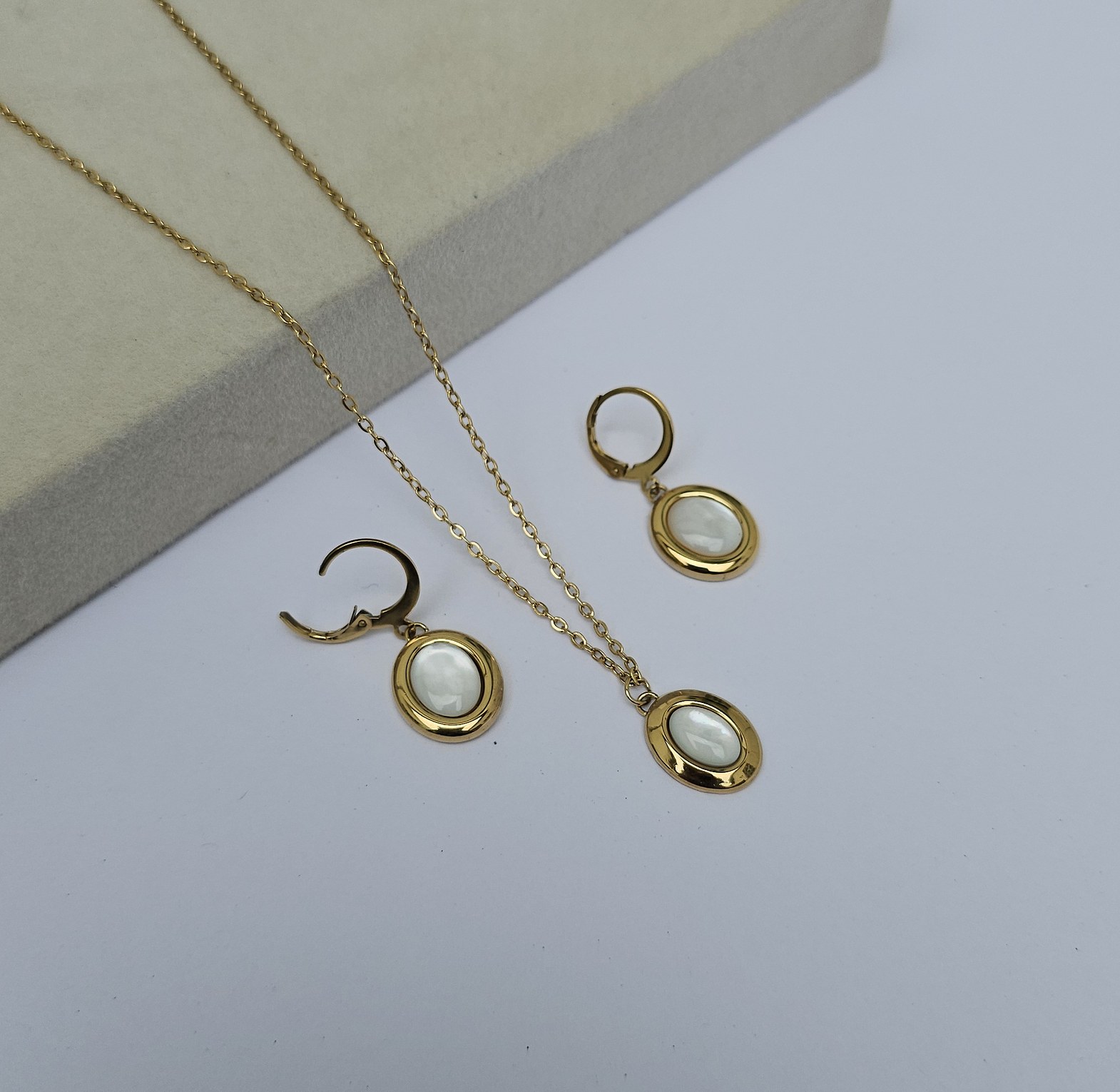 White oval set  image