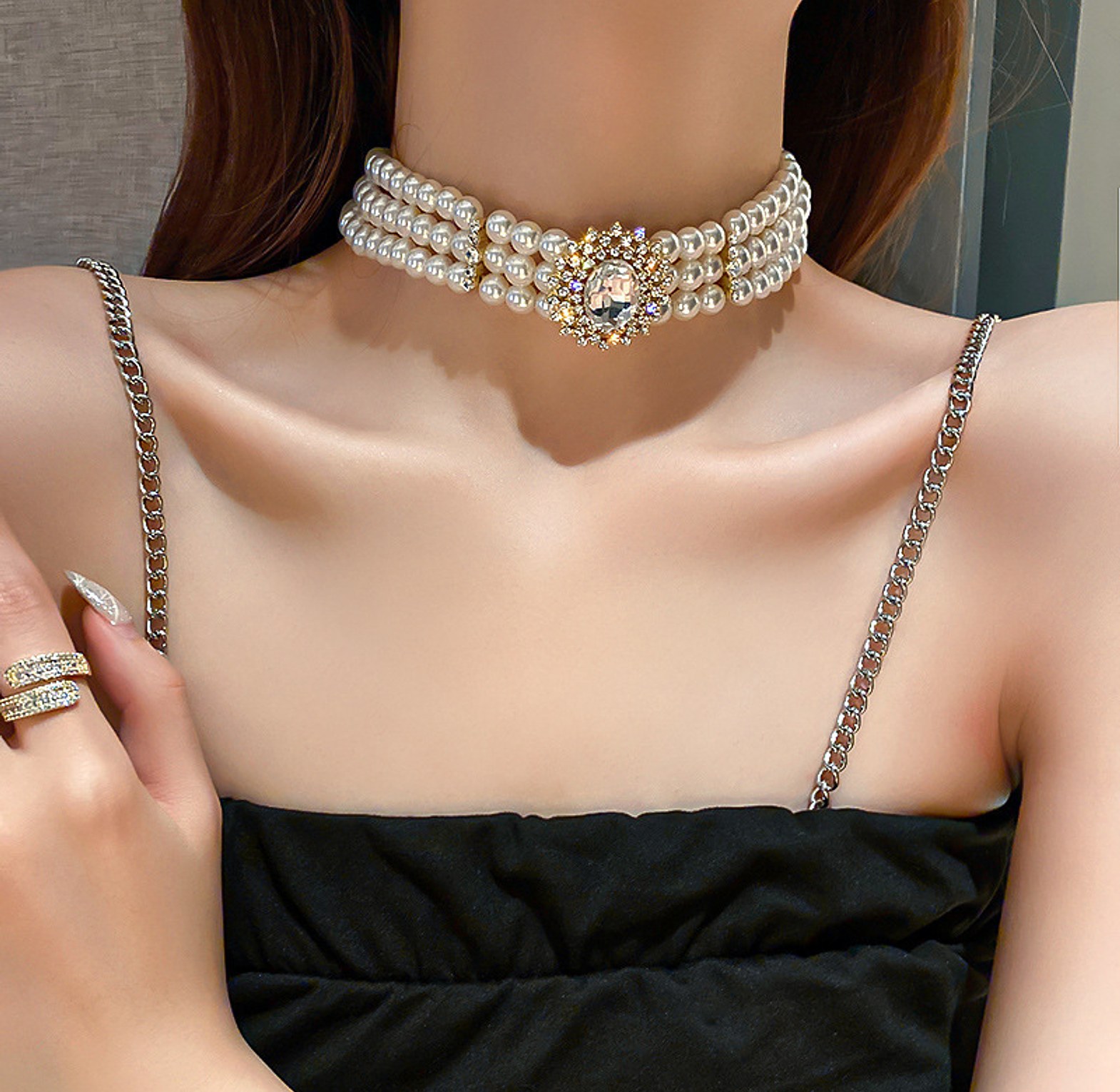 Pearl chunky choker image