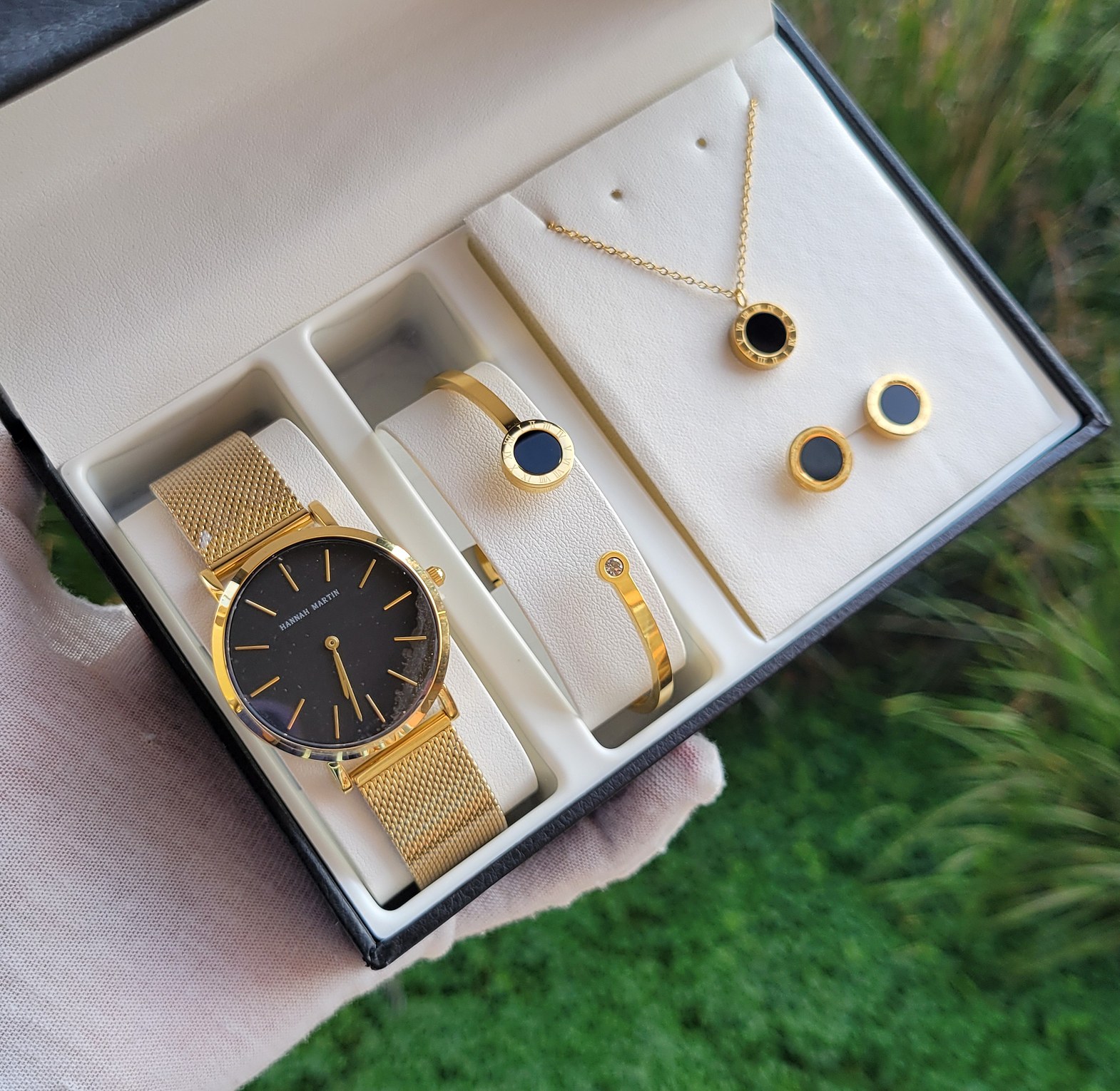 Gold watch set image
