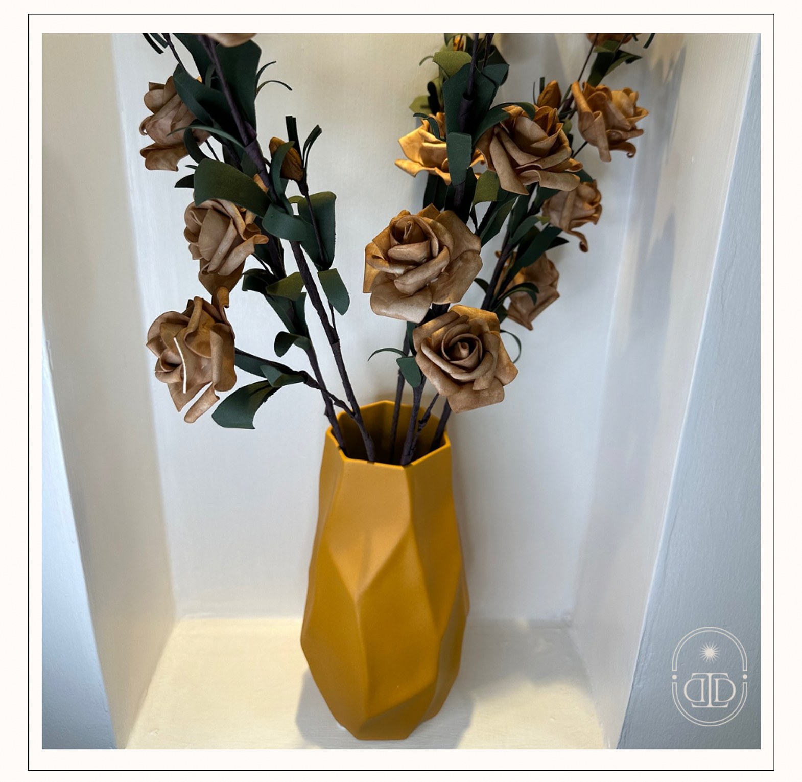 Irregular shape flower vase (matte finish) image