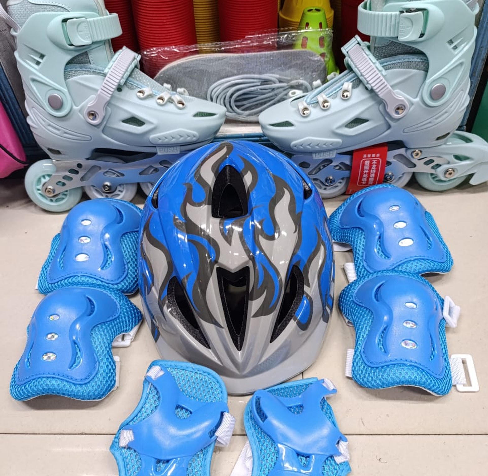 Full set hard boot  skates with rubber wheels All wheels glowing size 28 to 39 image