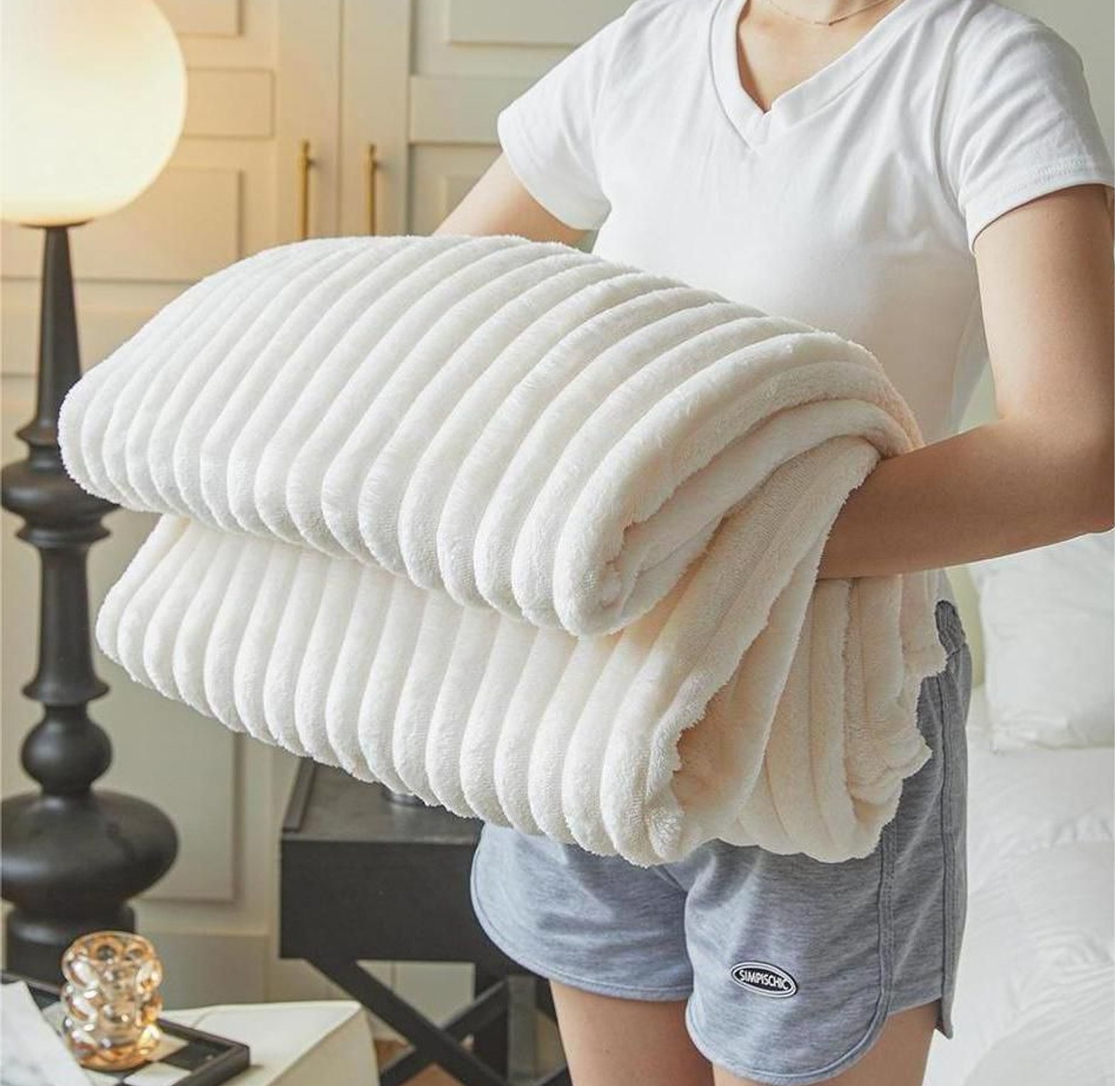 Comfortable Thickened and Warm Soft Plush Throw Blanket Bed Cover image