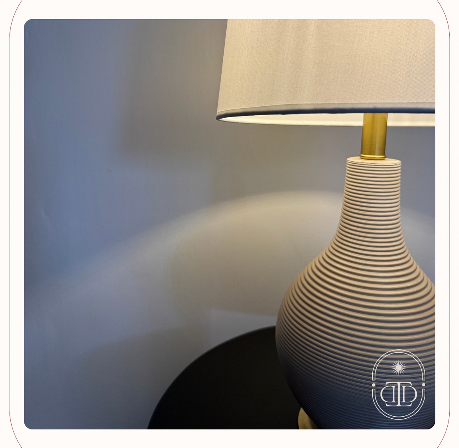 Ribbed minimalist table lamp. image