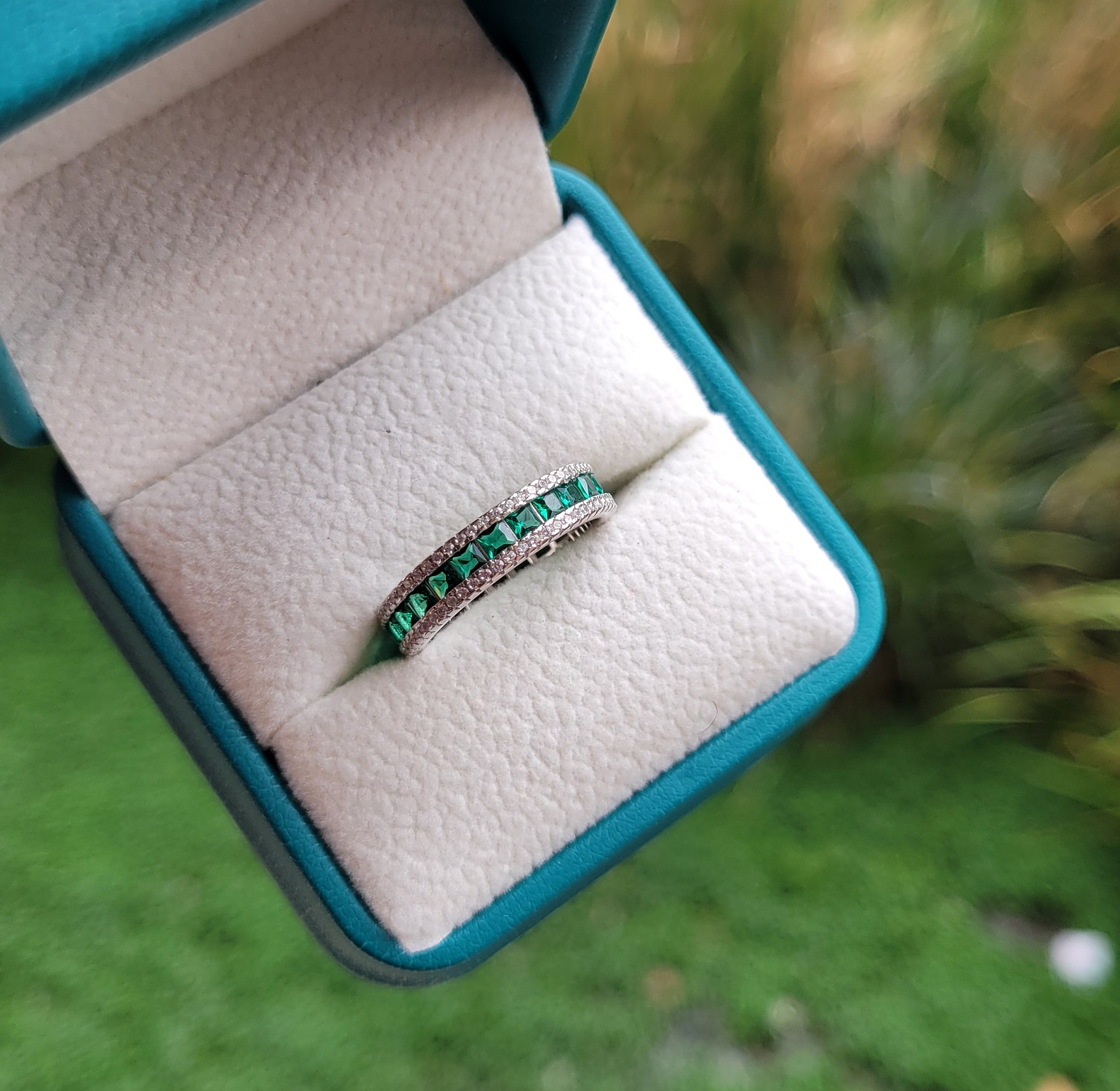 Emerald green ring  image