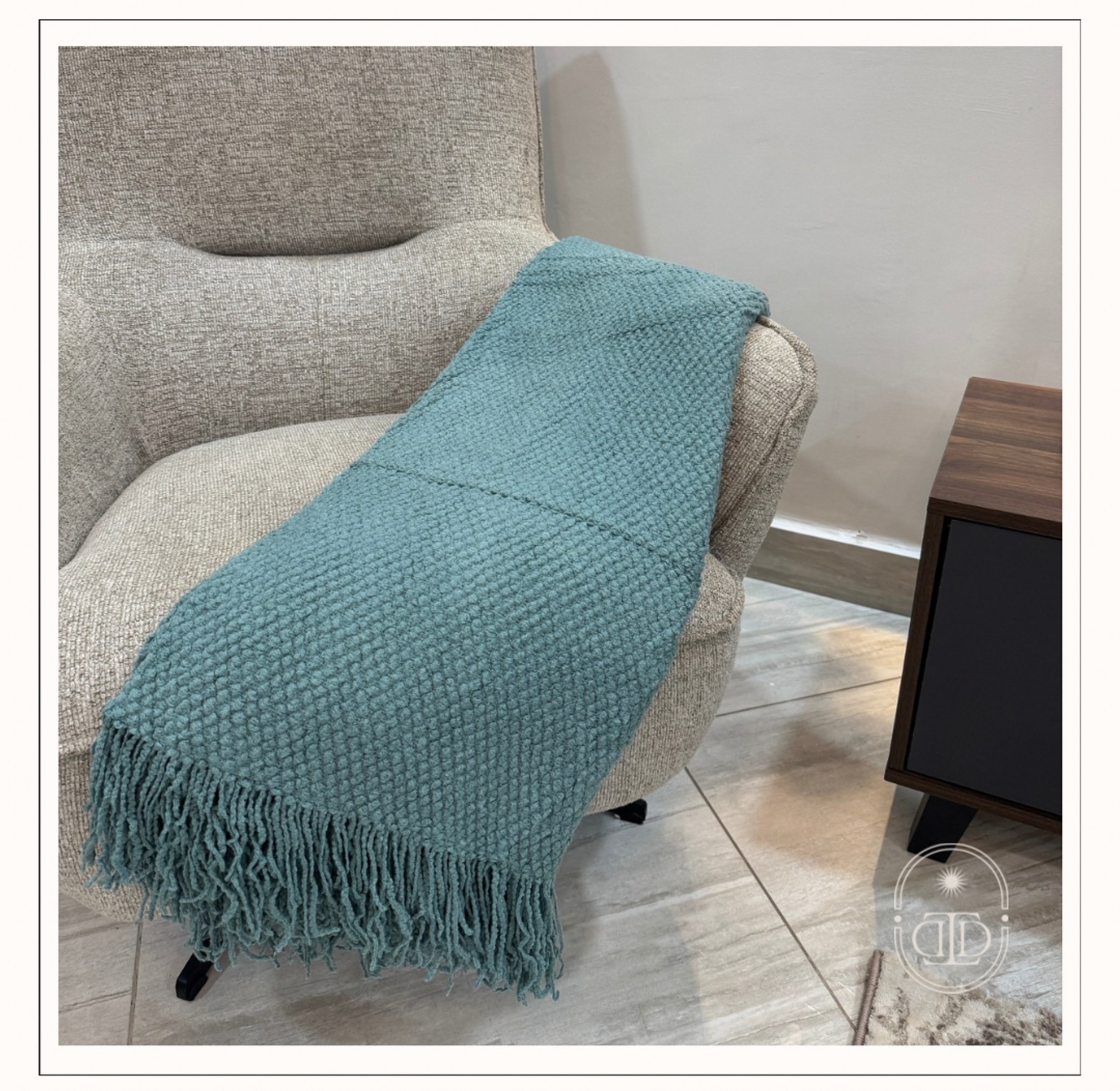 Light teal throw blanket with tassels. image