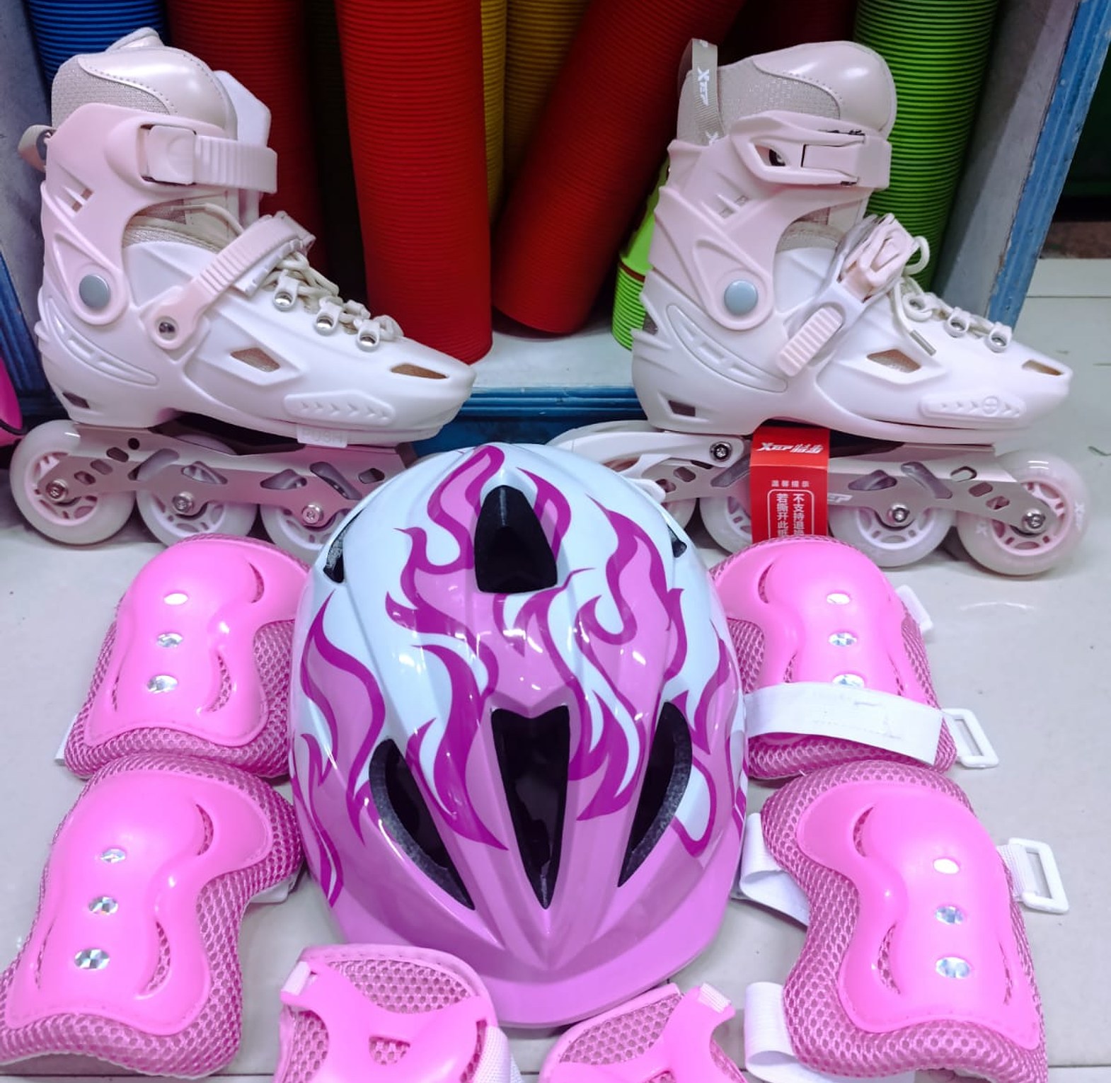 Full set hard boot  skates with rubber wheels All wheels glowing size 28 to 39 image