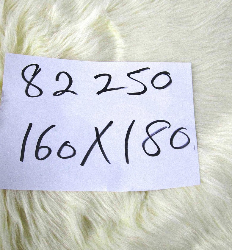 CARPET TAPIS FOURRURE. QU image