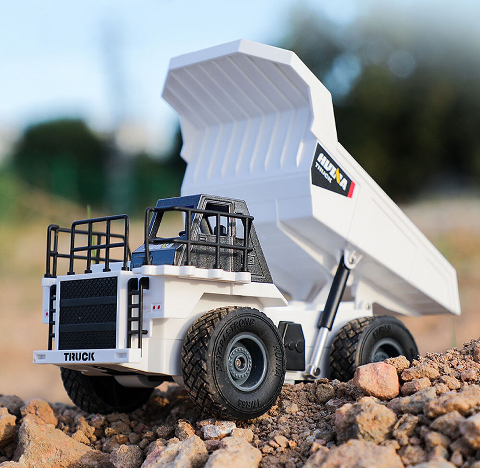 Huina RC Dump Truck,  image