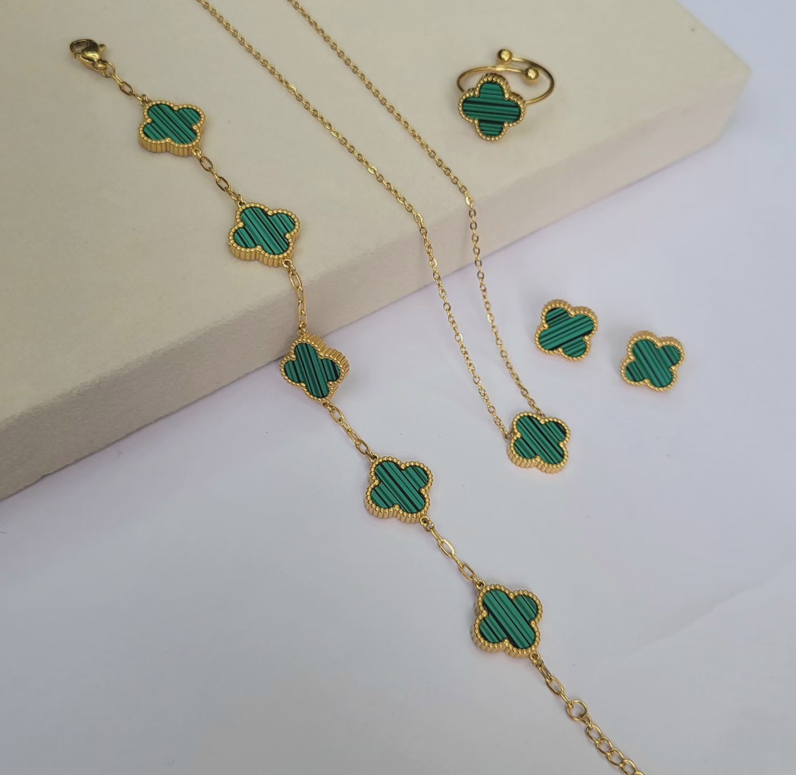 Clover leaf sets  image