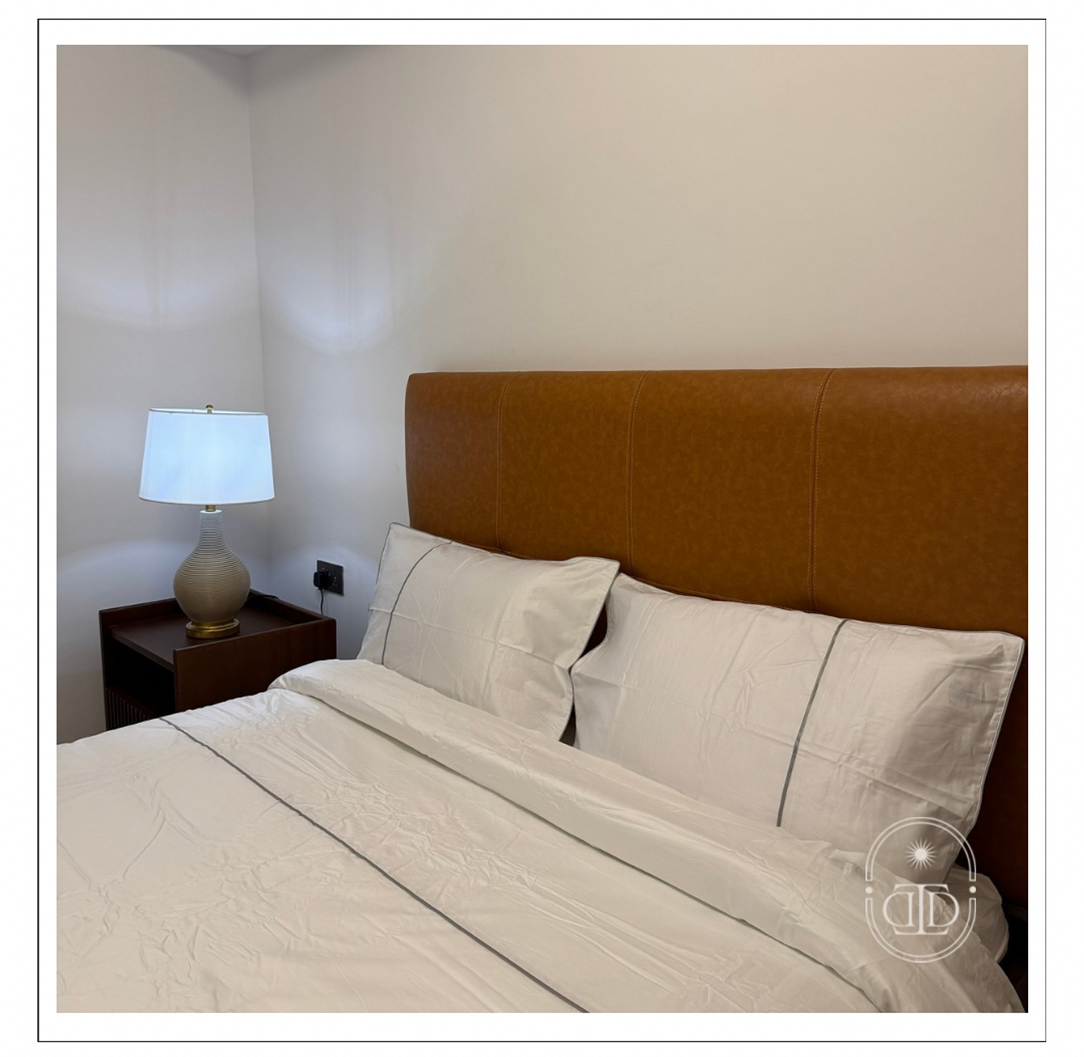 Ribbed minimalist table lamp. image