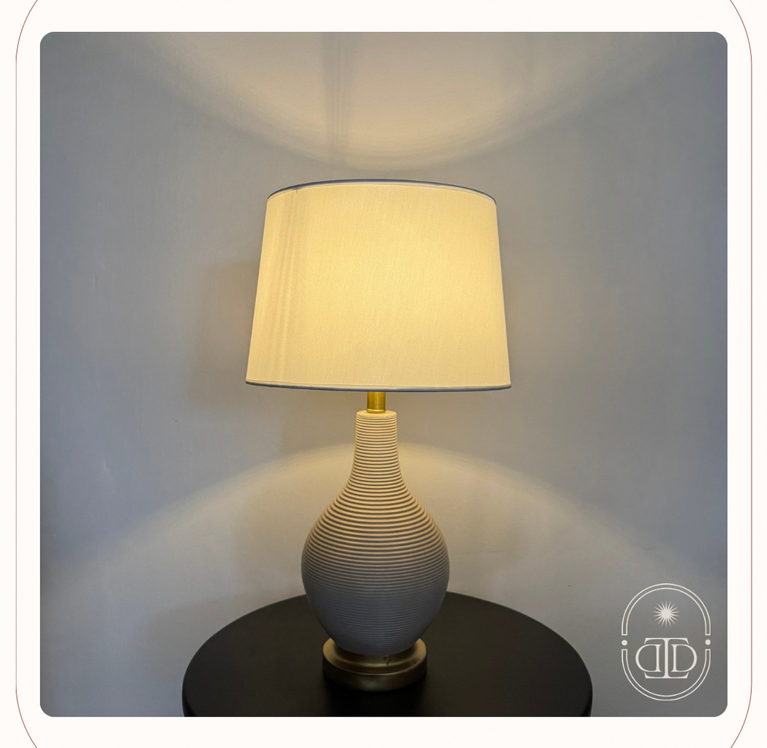 Ribbed minimalist table lamp. image