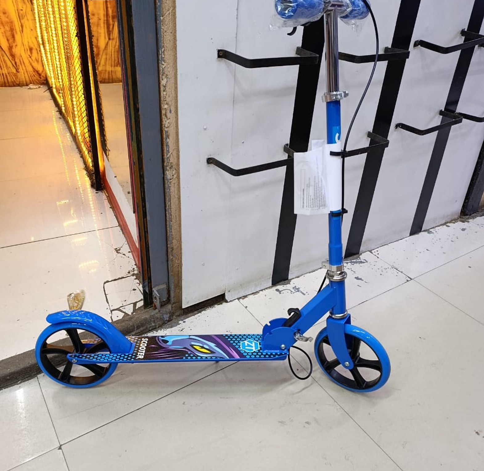 SCOOTERS WITH BRAKES Two-wheel kick scooter image