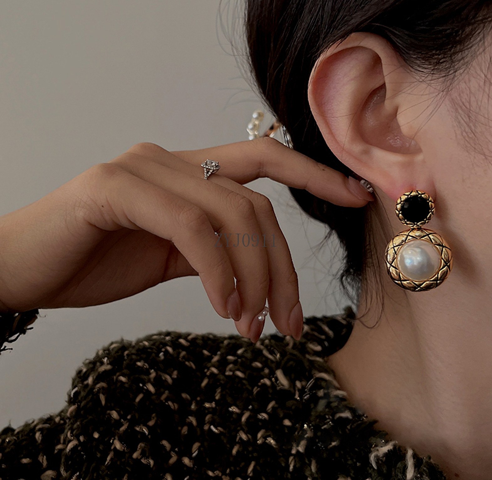 White & black pearl drop earrings  image