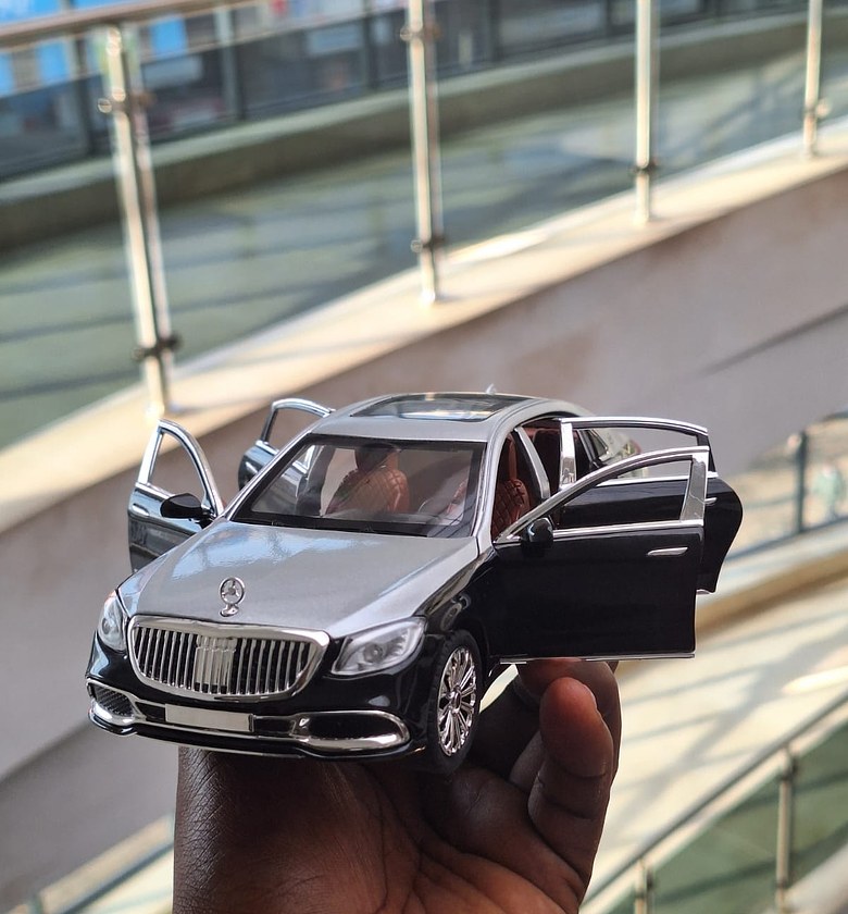 1:24 Luxury Die-Cast Sedan Model Car with Opening Doors, Pull-Back Action, LED Lights & Sound – Black/Silver Collectible Toy Car image