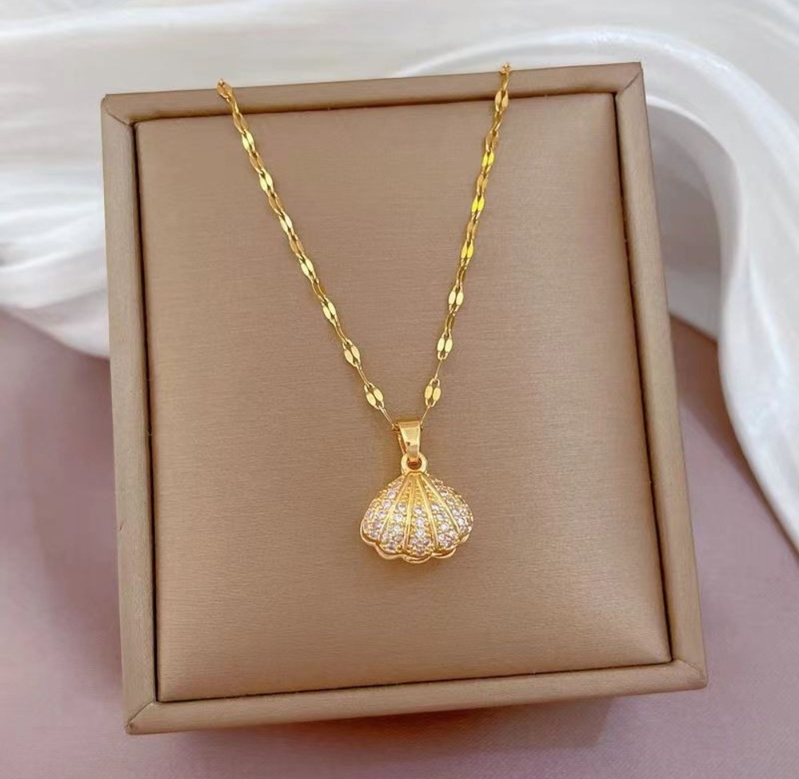 Pearl shell necklace  image