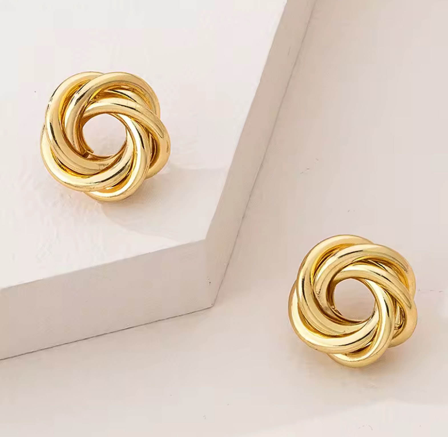 Elegant gold earrings  image