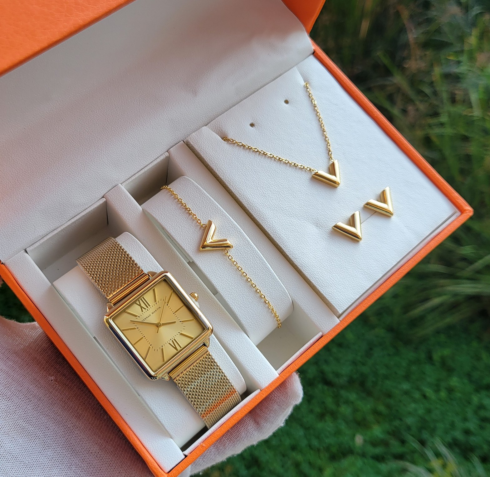 Gold watch set image