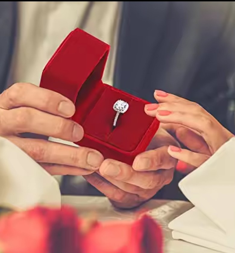 Square velvet ring/gift box  image
