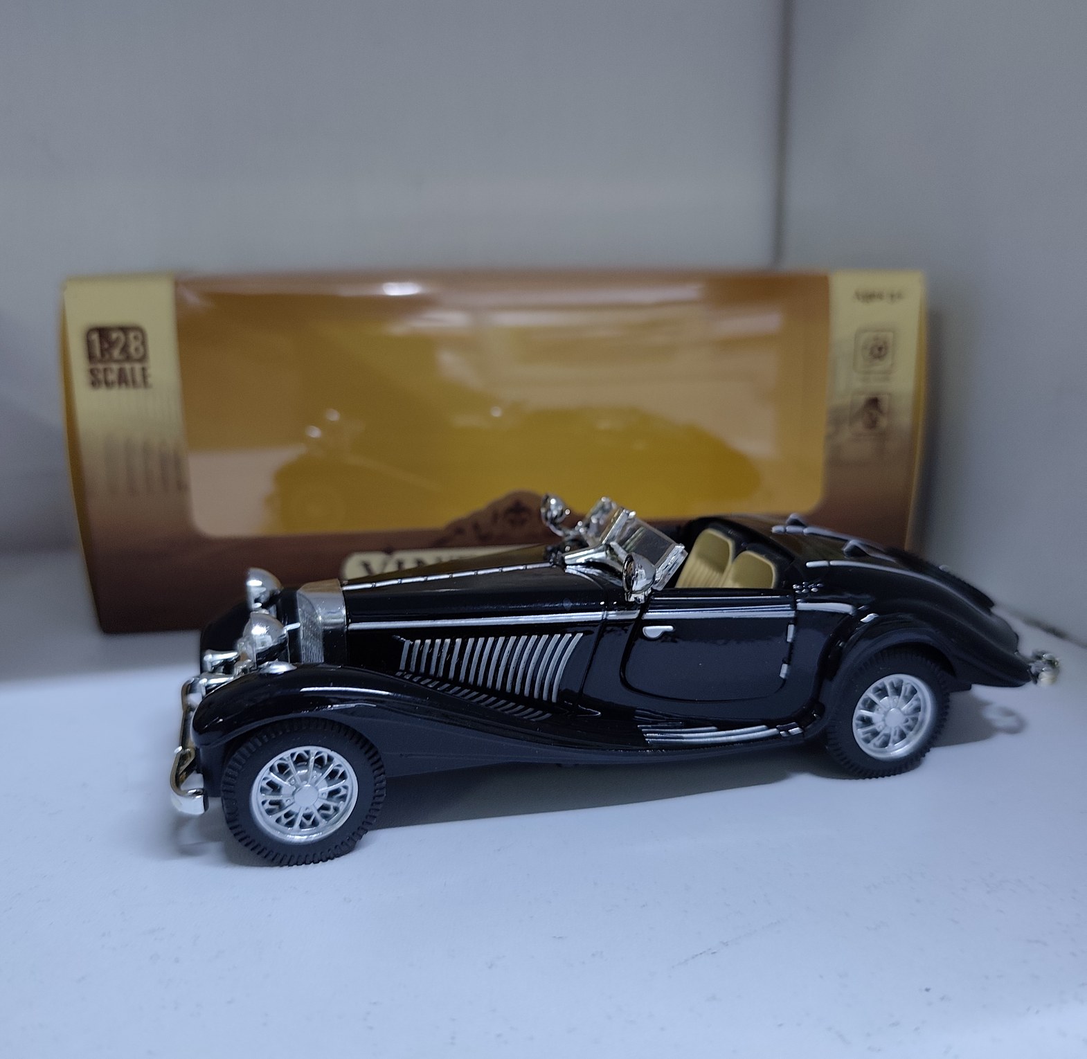 1:28 Scale Vintage Classic Car Die-Cast Model - Premium Collectible Decor image