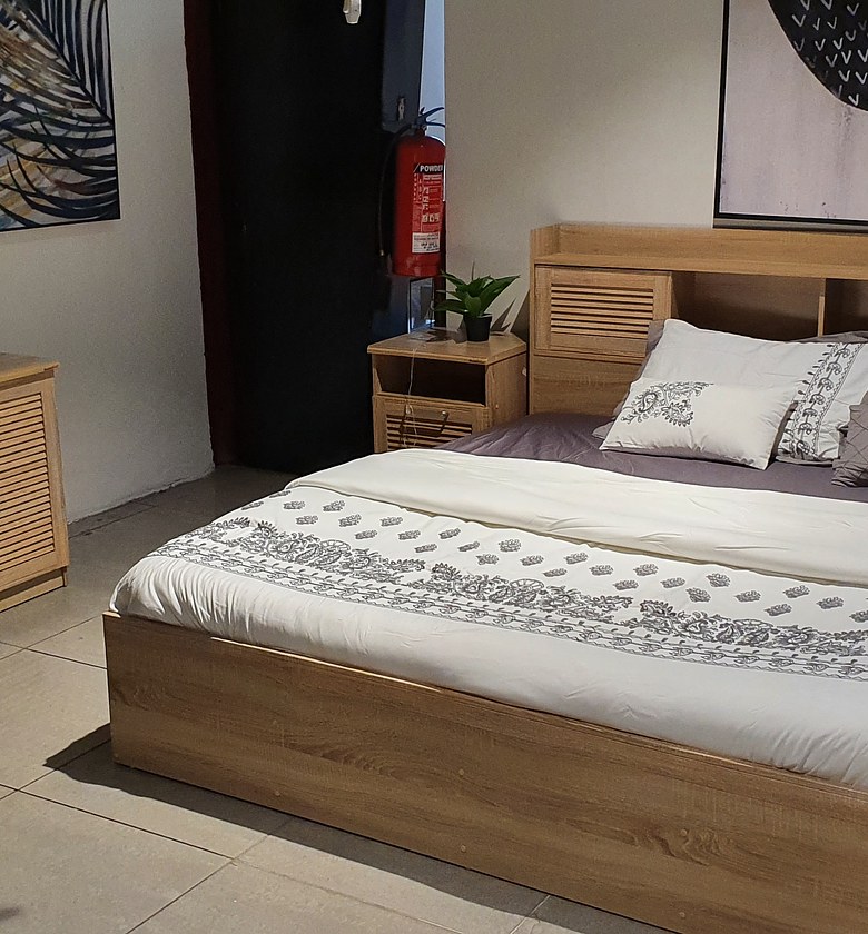 BED 180X200 + 2NSTAND +DRESSER+ MIRROR image