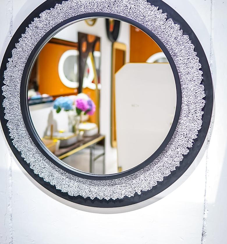 Mirrors image