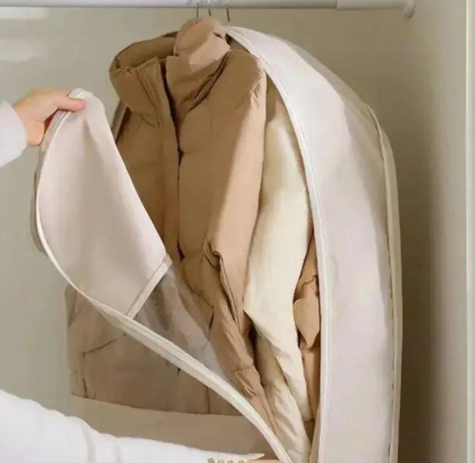 Compressible heavy-duty dustproof garment storage bags image