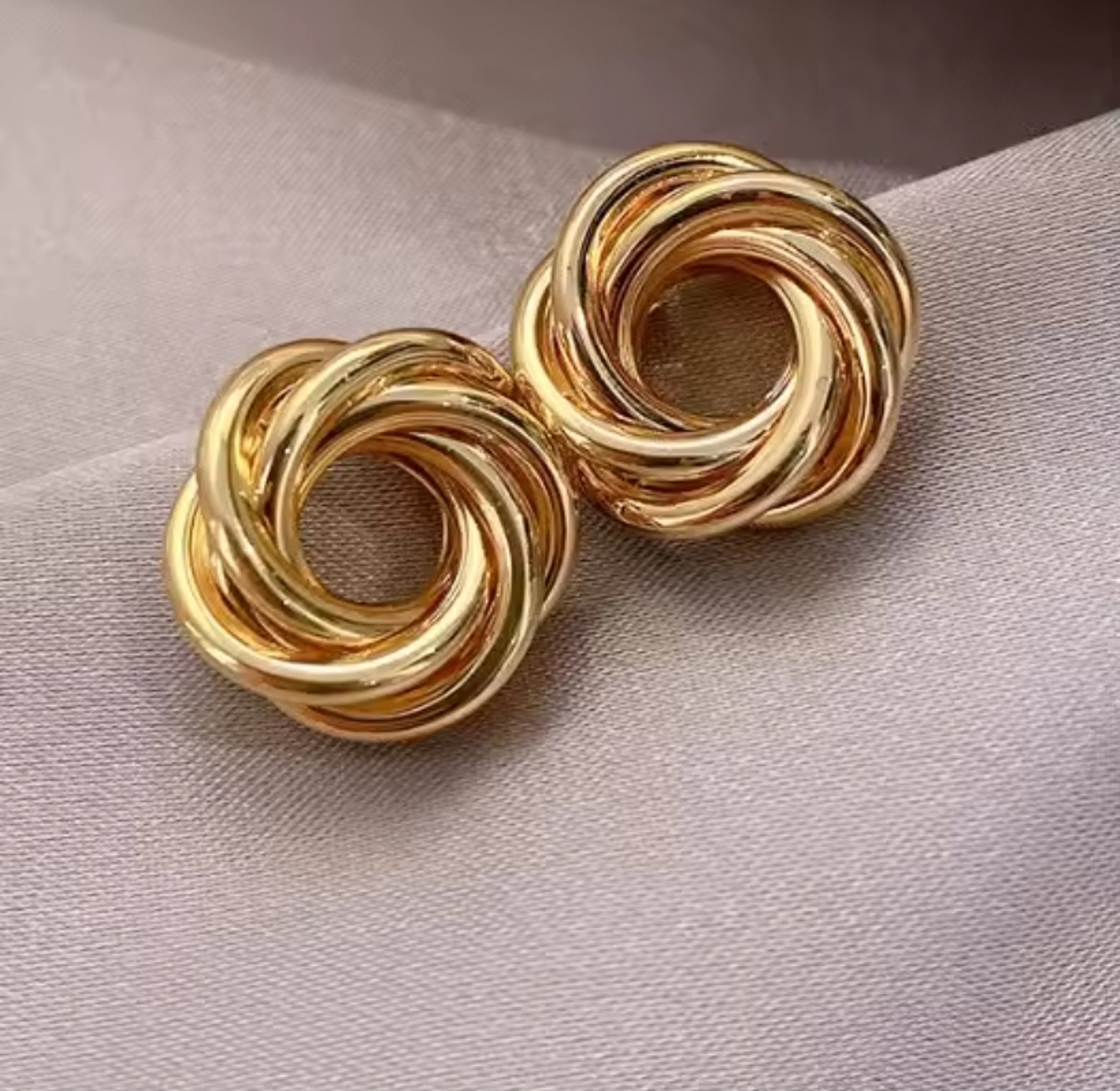 Elegant gold earrings  image