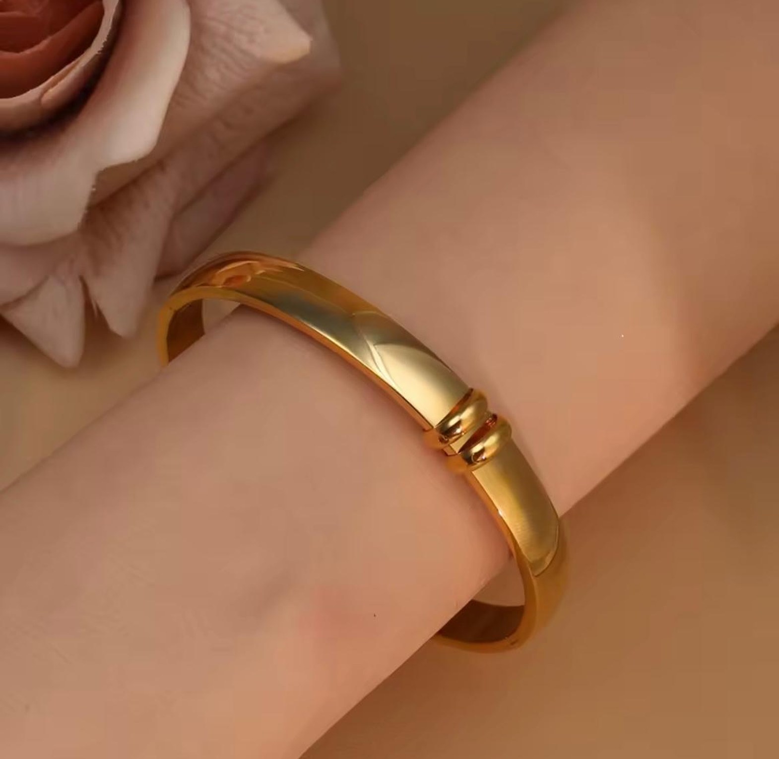 Regal Solid Gold Cuff Bangle image