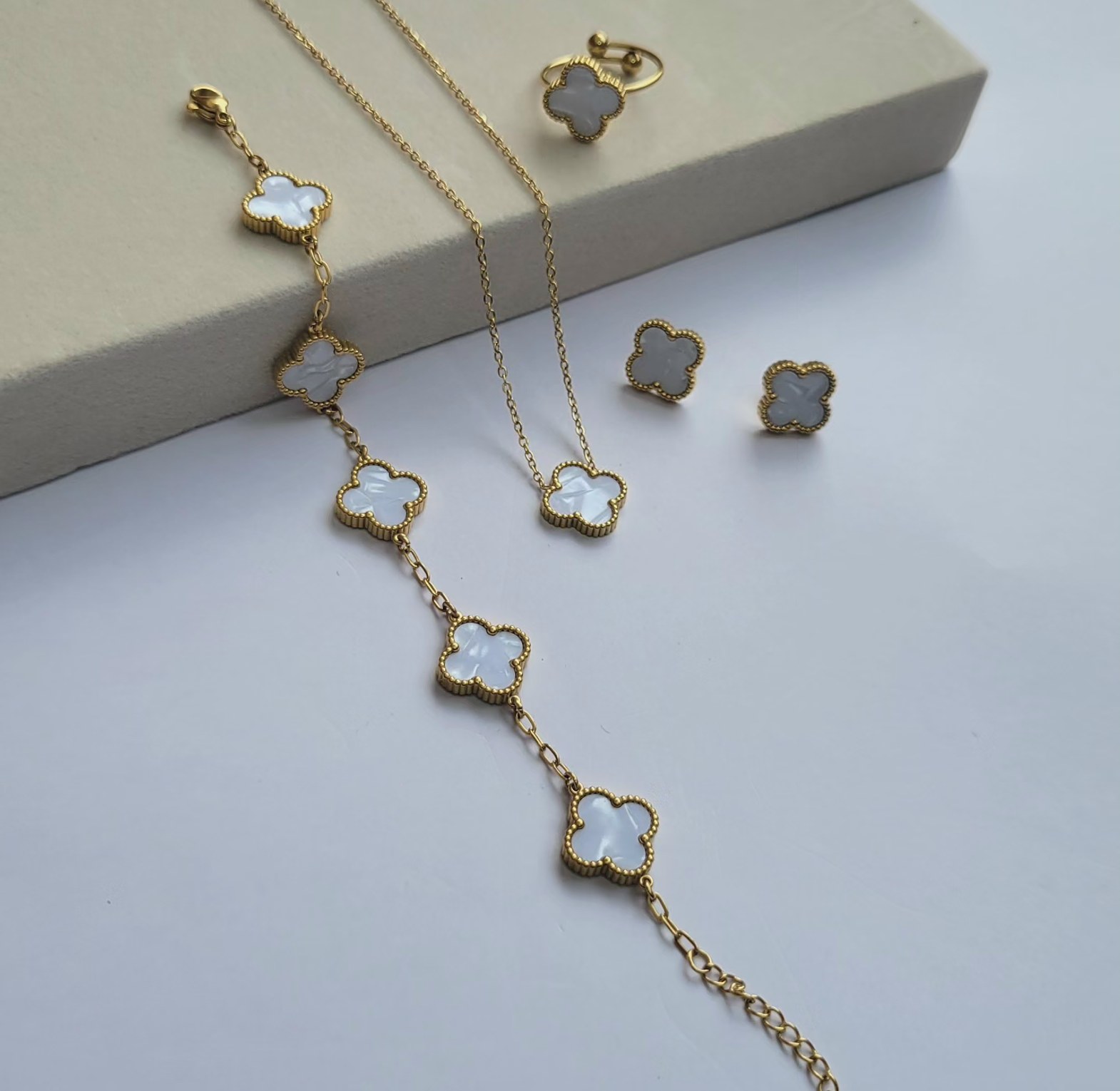 Clover leaf sets  image