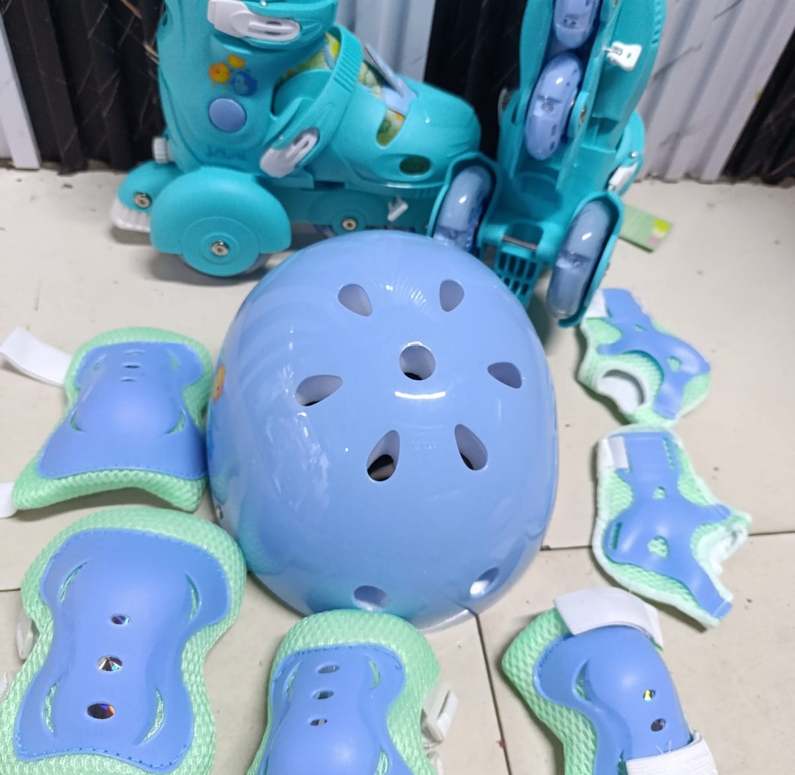 📍Kids Trainers set(skate +hard helmet +guards)  image