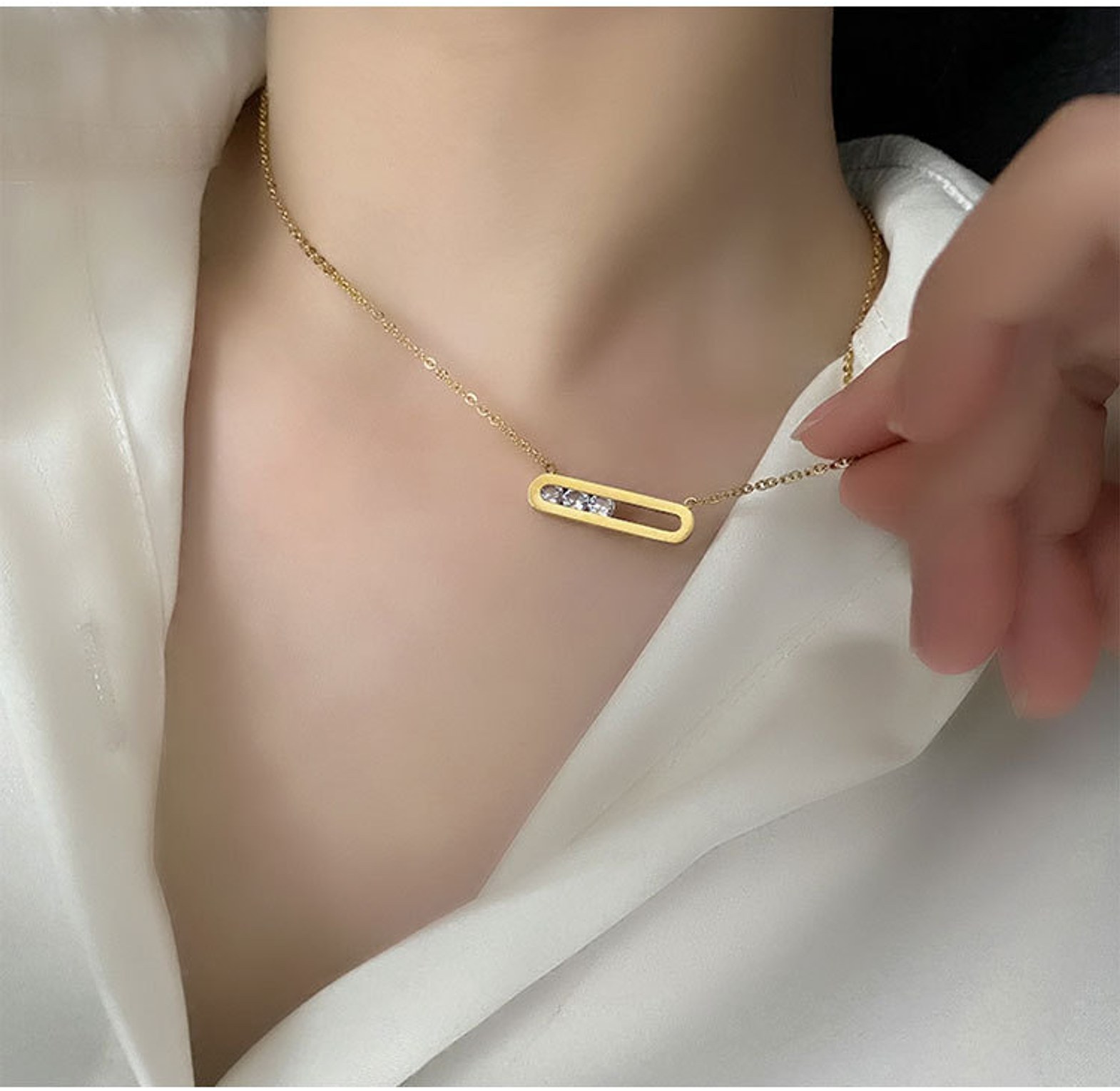 Moving crystal necklace  image