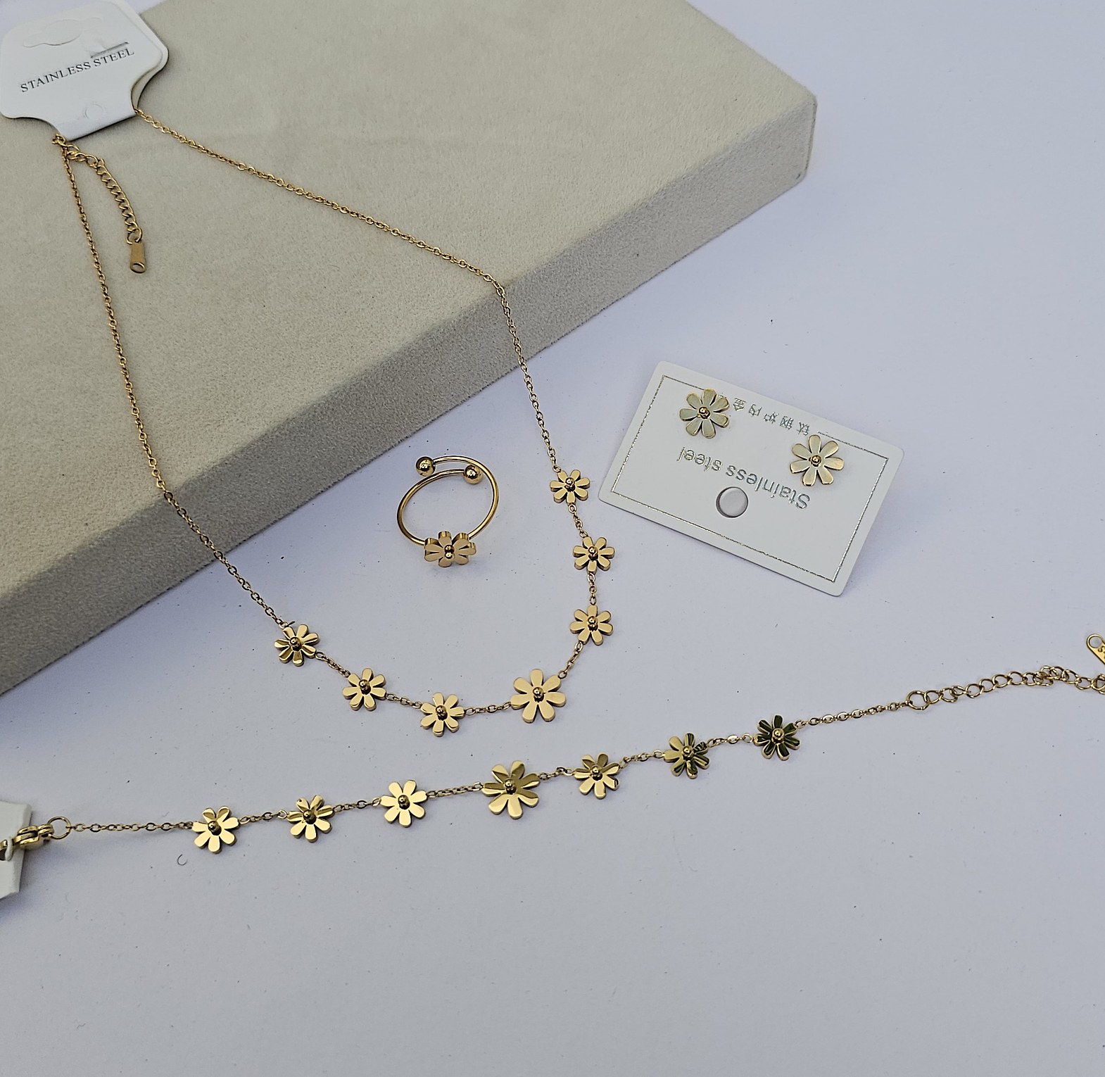 Subtle daisies  image