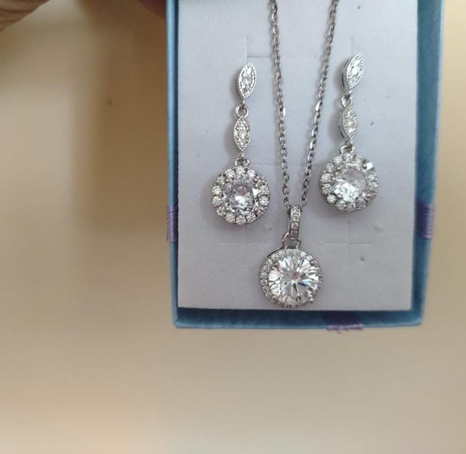 Round Zirconia Necklace and Earrings Set et image