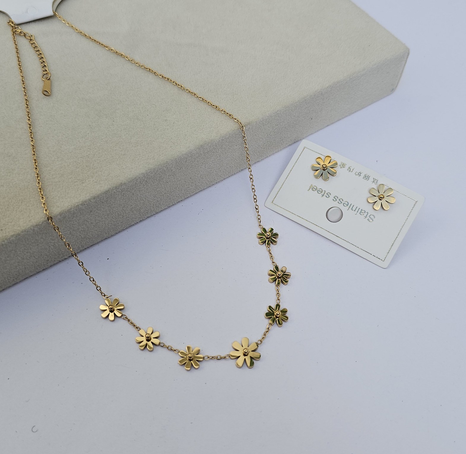 Subtle daisies  image