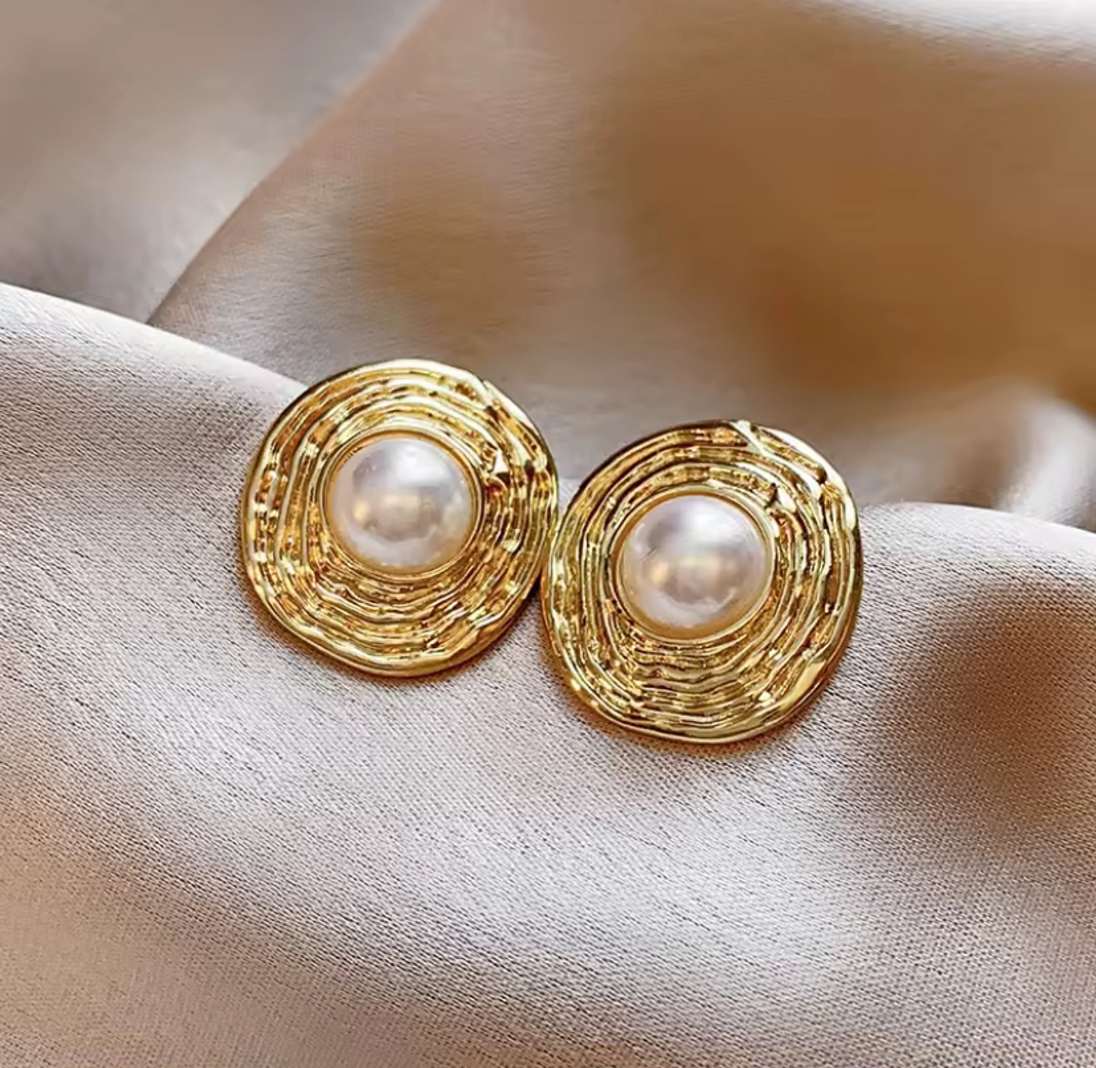 Irregular baroque round earrings  image