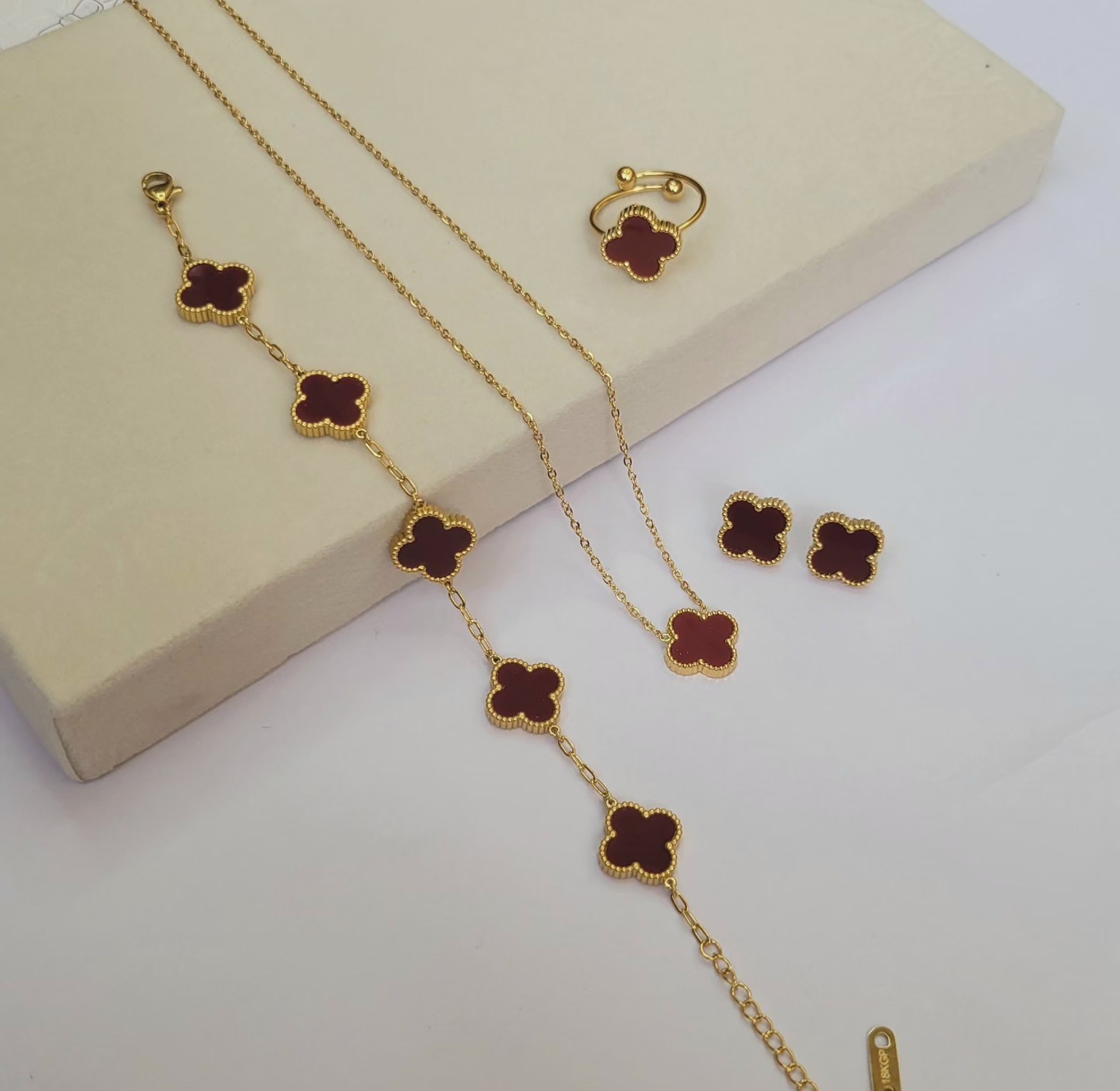 Clover leaf sets  image
