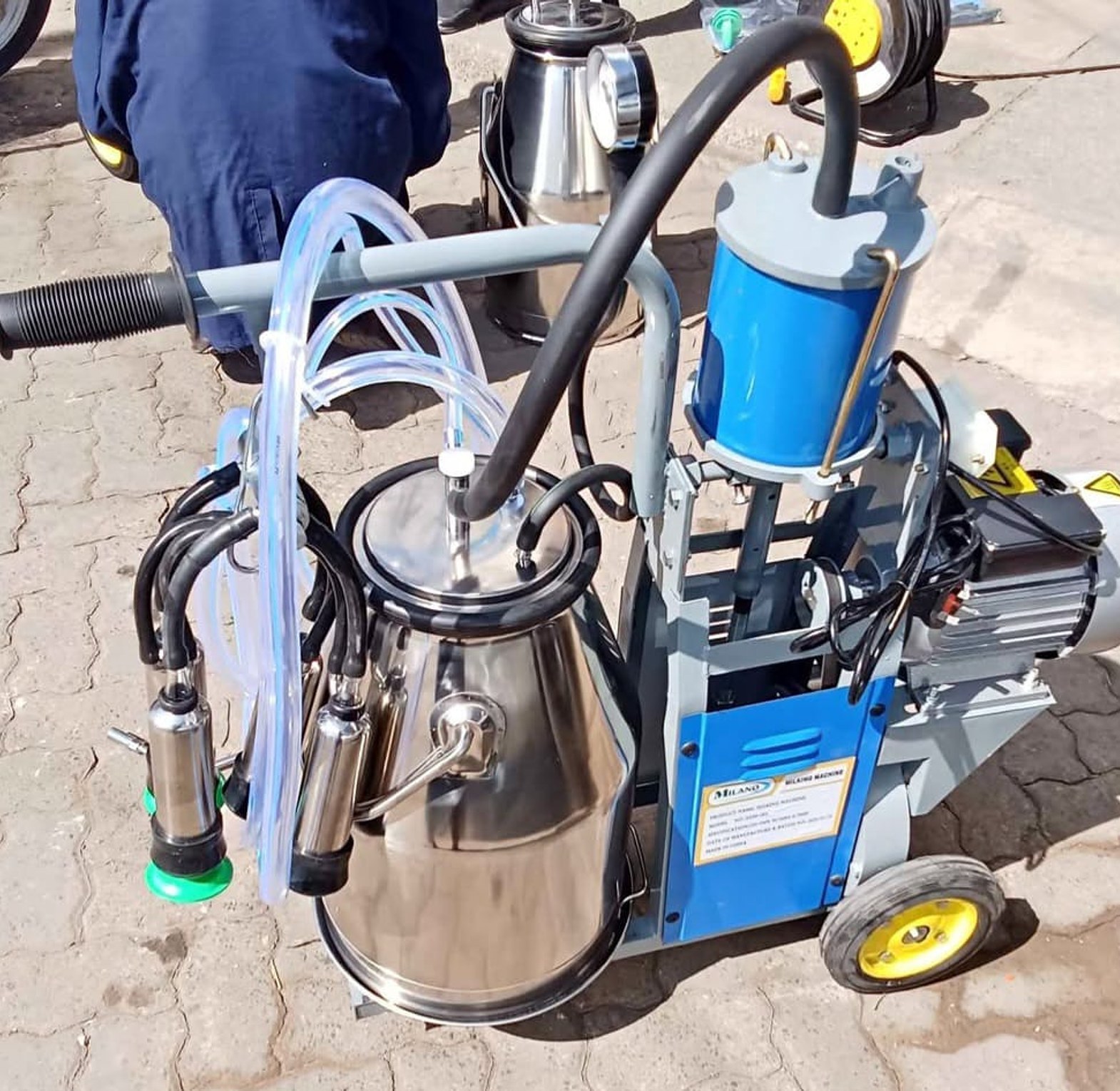 Single barrel milking machine image